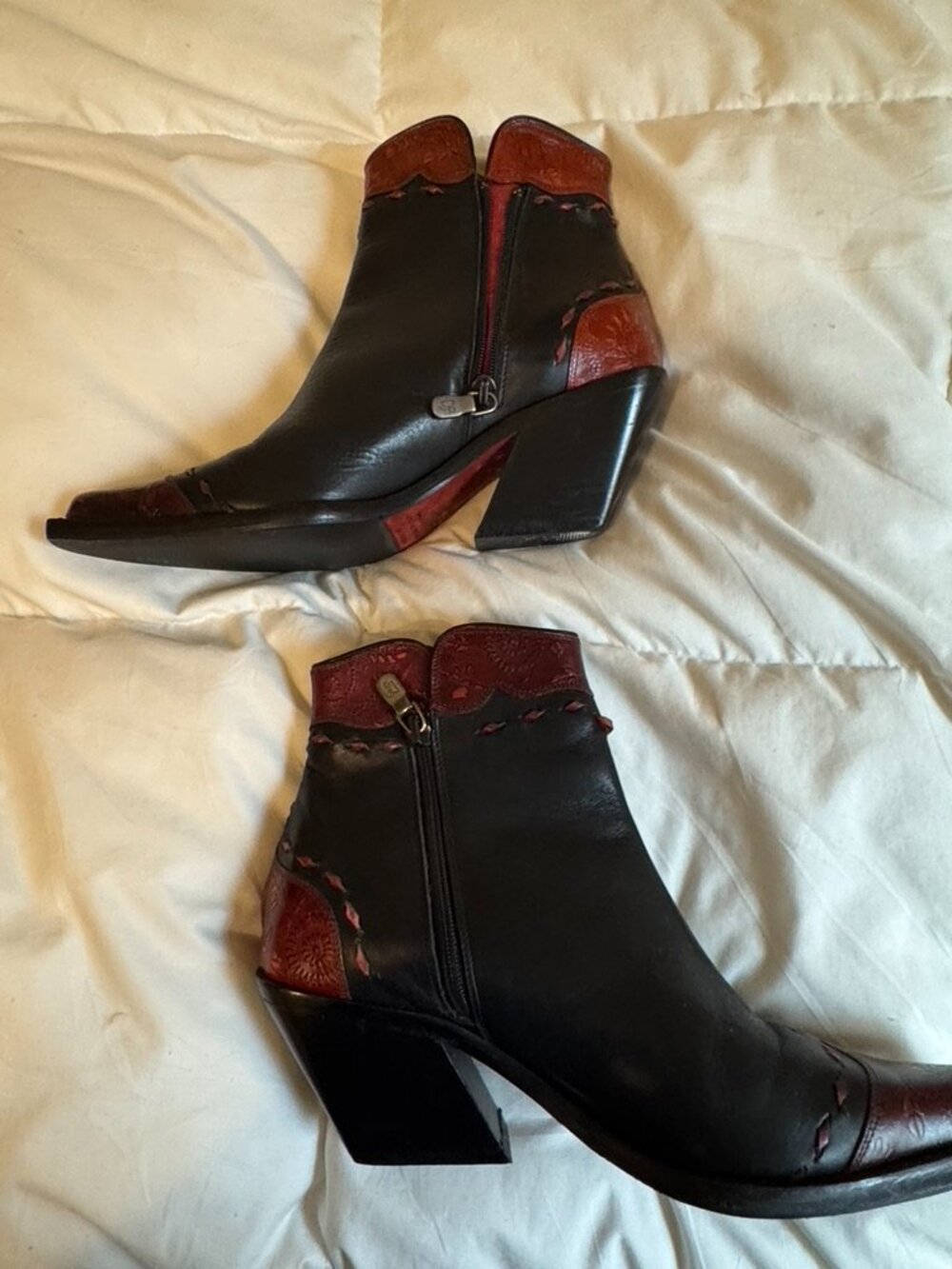 Donald J Pliner Western Ankle boots in Black ^ Red Leather - Picture 2 of 6